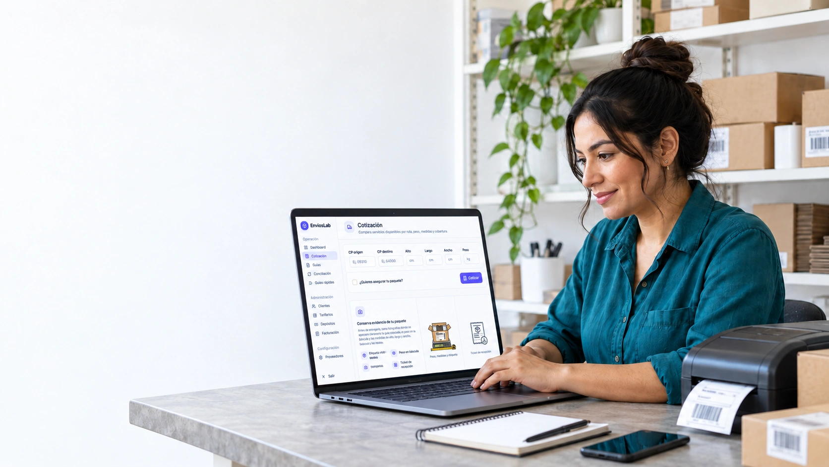 Una emprendedora cotiza sus envíos en EnviosLab junto a su impresora de etiquetas.